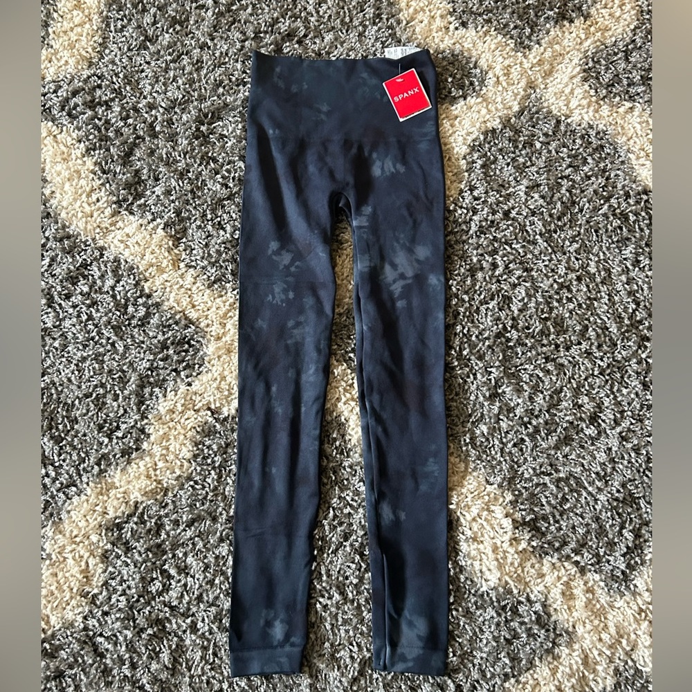 Spanx new with tags size S seamless legging.